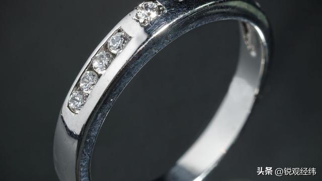 银价疯涨110%	，比黄金还猛！别被避险神话骗了，真正推手就3个