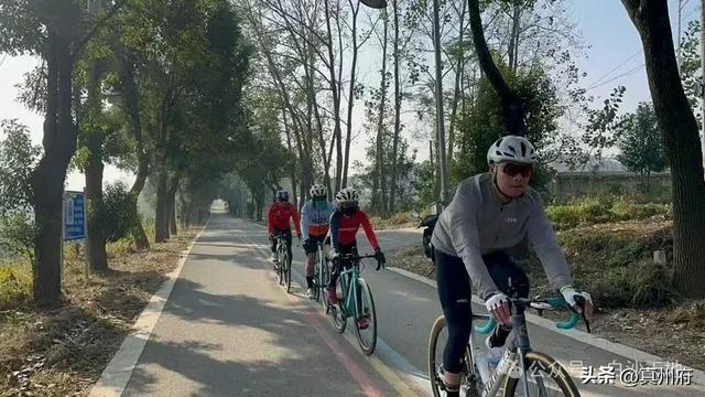 仪征市自行车运动协会骑行在城乡景区……