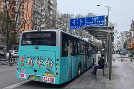 65岁以上老人在全国各地乘坐公交车能做到一律免费吗？图片