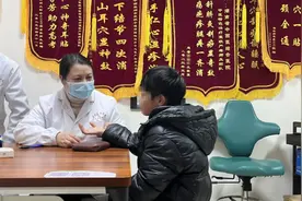 长沙这位女中医爆火！8年帕金森患者被治好后送来锦旗图片