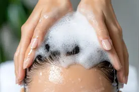 洗头后这个惯性动作，会加重脱发图片