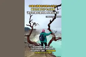 女游客坠亡后续：被长裙绊倒坠崖、丈夫悲痛撞墙、遗体将空运回国图片