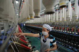 美女纺工心里苦，12小时夜班全身湿透，单身男人不要钱都要入场图片