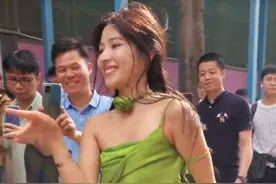 深圳东门“阿梓不可爱”爆红，网友：赚钱不寒碜图片