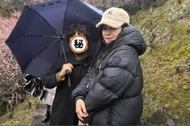 49岁赵薇回老家安徽看梅花，素颜状态显憔悴，用小号与粉丝互动图片
