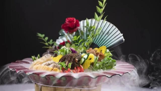 成都出发2.5h刹拢最绝红叶之城！秋色媲美九寨，一城吃够三省美食！更有山林温泉泡过瘾！