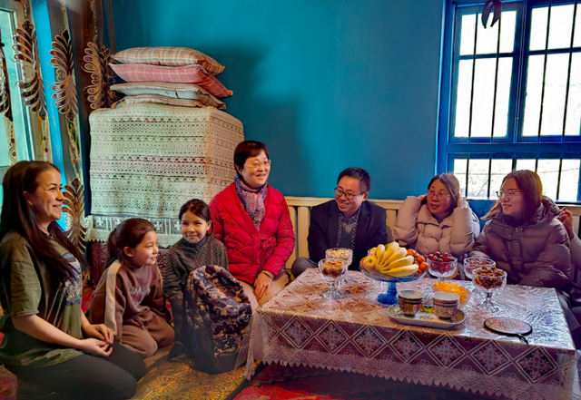 大量香港游客涌入新疆，不看景点不吃羊肉串，跑这么远是想啥？
