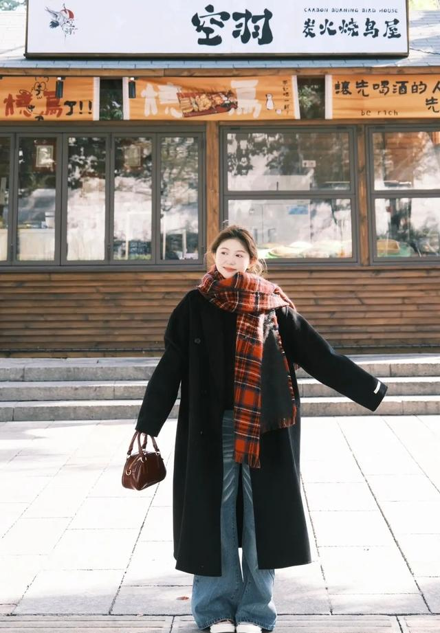 秋冬的“黑色大衣”，这样穿才够美够洋气！