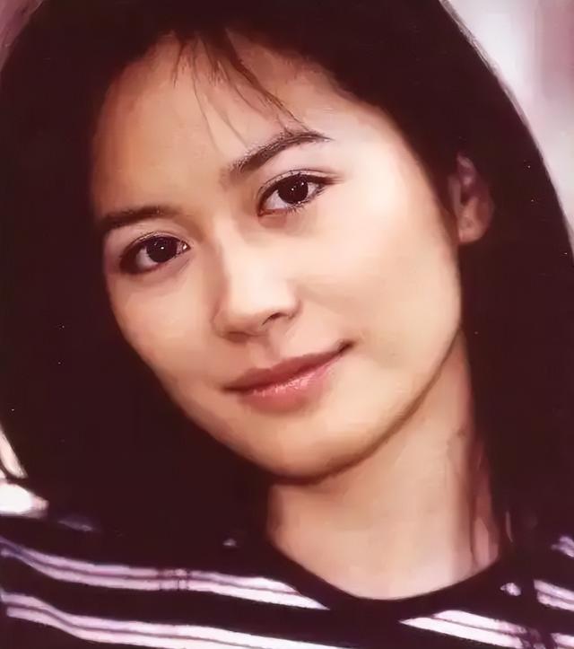 至今未婚未育，身边却有男人陪了近 20 年！54 岁的她才是人间清醒