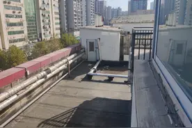 一排空调外机对着卧室嗡嗡响，居民：噪音伴随震动24小时吵，戴耳塞都没用图片