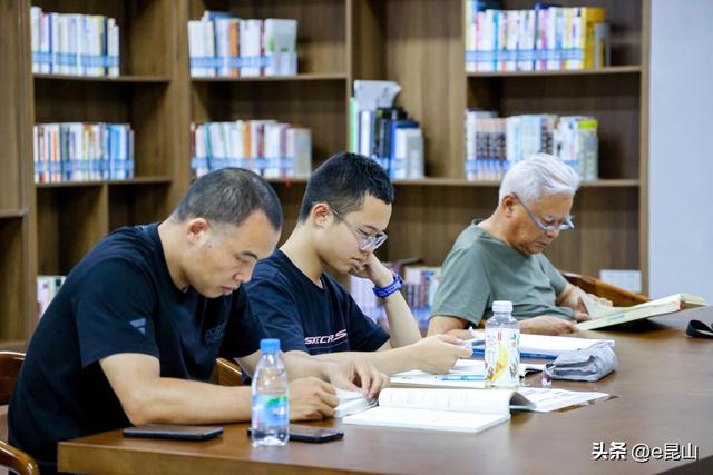 图书馆变身“文化绿洲”，书香纳凉润泽市民心田