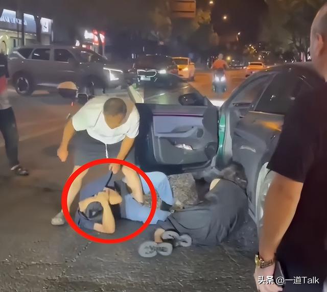 杭州男子暴打情夫后续！猛踹私处，妻子跪地求饶，猛料被扒是惯犯