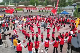 燃燃燃！千人合唱快闪，场面太震撼！图片