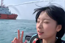 大力仑真的去参观舰艇了，头发指甲都恢复出厂设置，网友：很得体图片