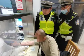 喝酒“断片”，金山一男子一路“沉”醉 撞树后“昏迷不醒”图片