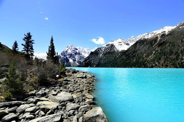 昌都•洛隆，圣湖众多景色很美，有一种神秘的感觉