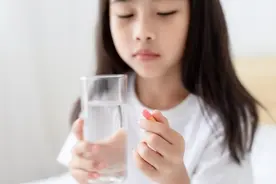 低烧，但是浑身疼、难受？医生：不要硬抗，该吃退烧药及时吃图片