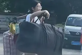 挑行李的女孩火了！人民日报转发，家境流出，学校也有了最新回应图片
