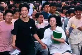 热搜第一！詹翌平接陈逸轩下考。网友：学生时代的爱情让人羡慕图片