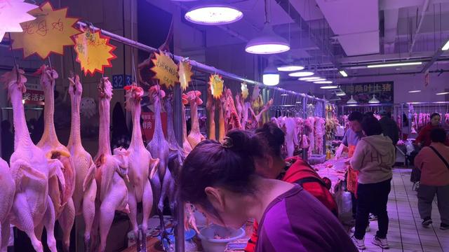 轨道直达的赶场地！地方超大，东西多，买菜这些超方便