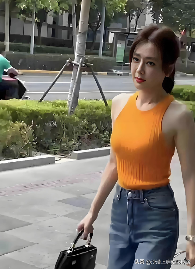 太惊艳了，街拍46岁的秦岚，胸很大	，腰很细这身材谁能顶得住！