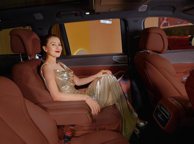 高圆圆太丰满了，穿紧身裙都兜不住好身材，我感慨赵又廷真会选人