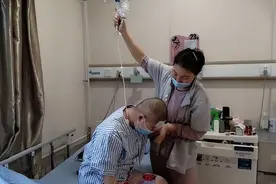 肝癌初期存活率75%，医生警告：晨起4个征兆，千万别硬扛图片