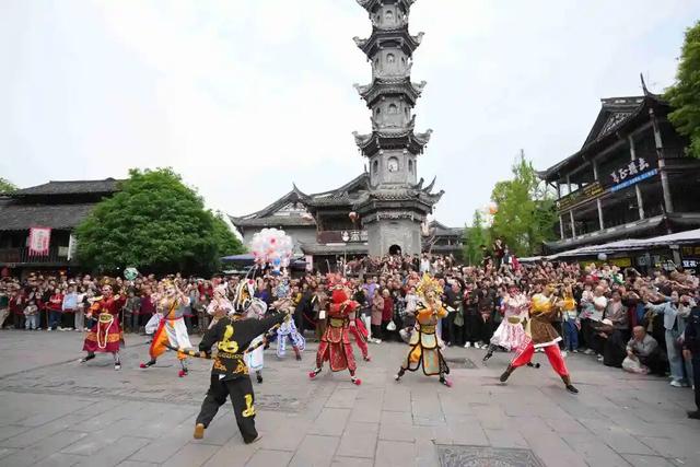 夯爆了！元通古镇清明春台会玩出新潮范儿