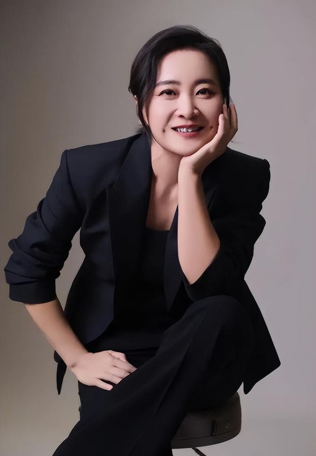 “消失”一年后，43岁的贾玲官宣喜讯，全网恭喜，终于等到这一天