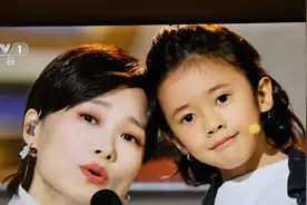 中秋晚会和李宇春合唱《你记得》的小孩马梓尧是男孩，爸爸很优秀图片