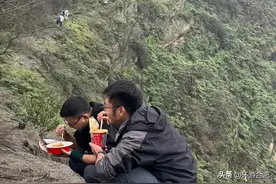 你们爬山都带什么路餐图片