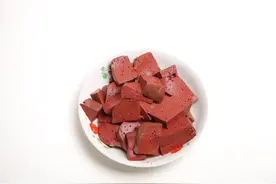 吃完动物血的第二天，排出黑便，说明身体在排毒？不少人理解错了图片