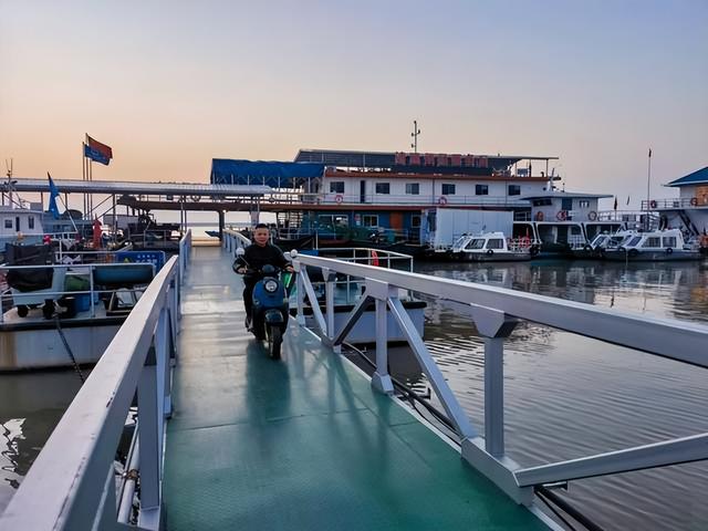 岳阳新晋一个“网红打卡点”：这座浮桥能看飞鸟、观水波，超出片