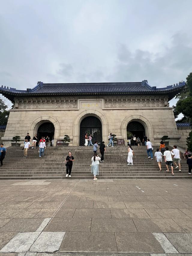 中山陵游人如织