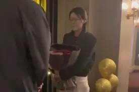 更甜后续：高铁靠男生睡的女生，俩人穿情侣装爬华山，男主爆料图片