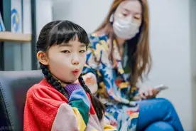 孩子最近发烧，究竟感冒、新冠，还是支原体？一文教家长分辨清！图片