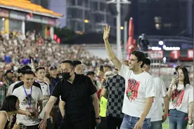 惊呆了！世界足球巨星卡卡现身贵州榕江,为村超引来爆棚人气!图片