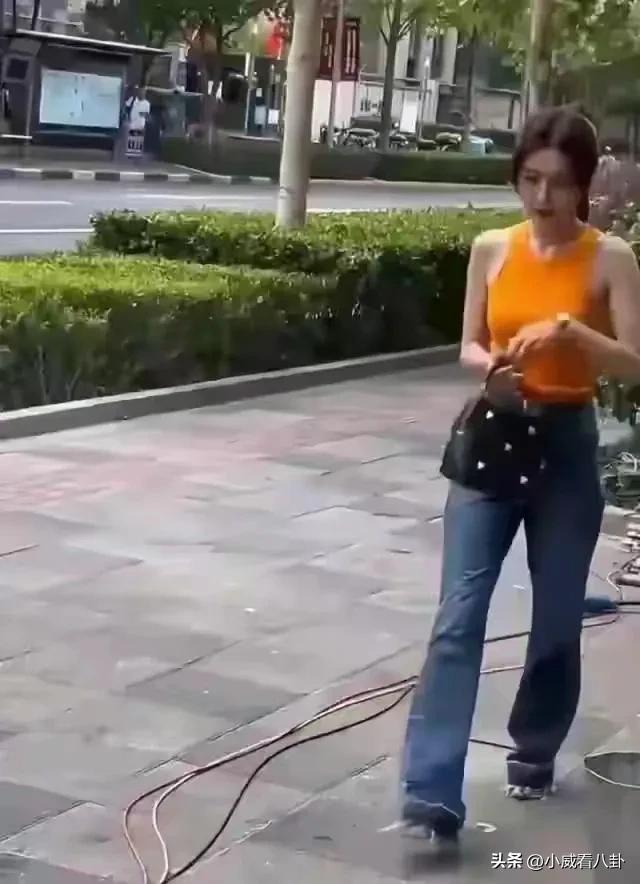 秦岚在大街上被偶遇，身材前凸后翘，不得不说，魏大勋眼光真好