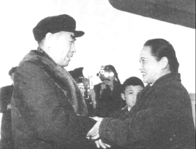 周总理追悼会上，宋庆龄中途愤怒离去，怒言辞去全部职位，为何？