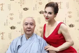 66岁徐少华近况曝光！落魄小舞台卖力表演，混血美女伴舞配合完美图片