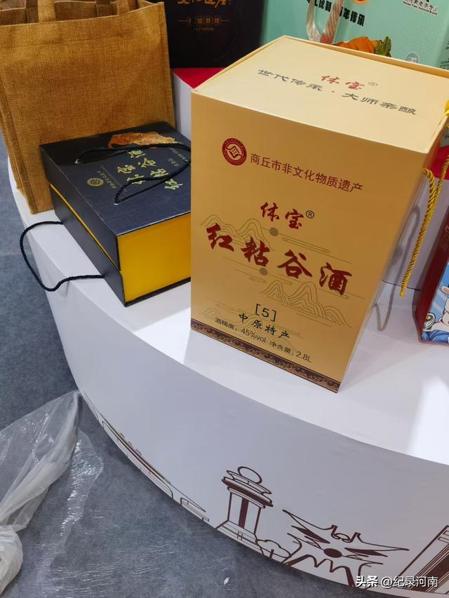 第十二届中原文博会在鹤壁鹿台阁举办，产品丰富多彩，人潮如织