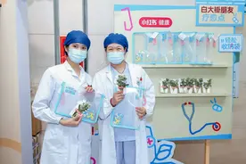 送你一朵小蓝花！中国医师节之际致敬“我的白大褂朋友”图片