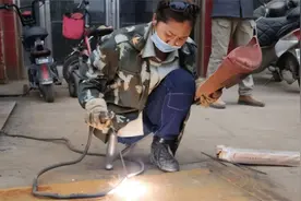 河南电焊工女孩罗雨：只有一条腿，被300多个男生表白，现怎样图片