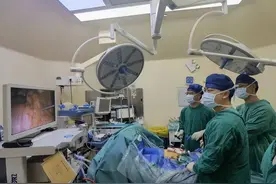 二十年前 青年小伙在上海重获新生；二十年后 他带着患癌父亲再次找到“救命恩人”图片