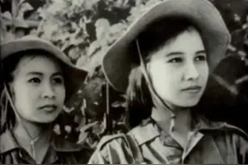 在被押送的过程中，越南女兵忽然脱去了衣服，坐在了地上不走了。图片