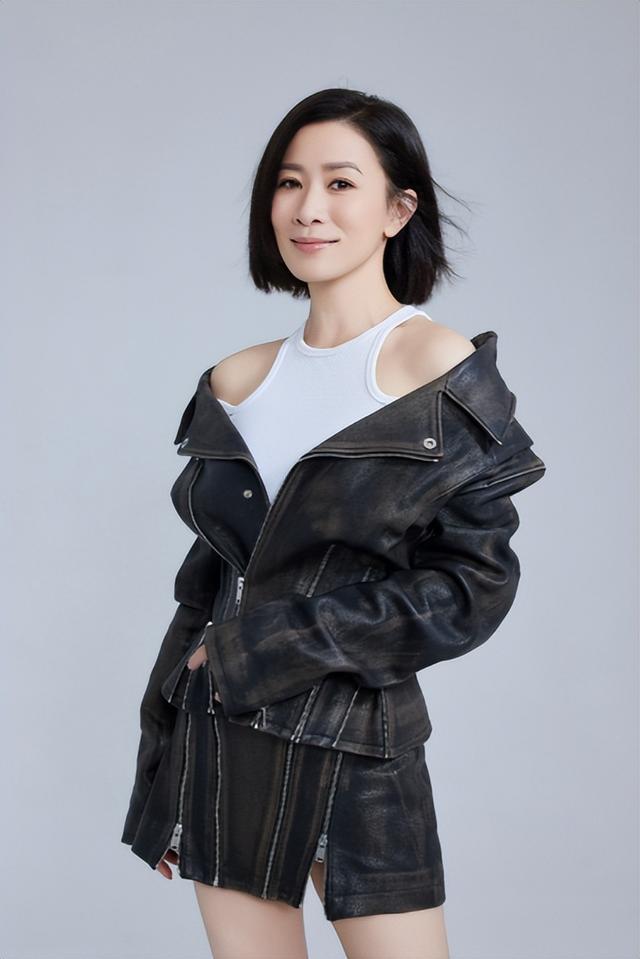 没想到，许绍雄猝然离世不到24小时，佘诗曼竟因一个举动口碑暴涨