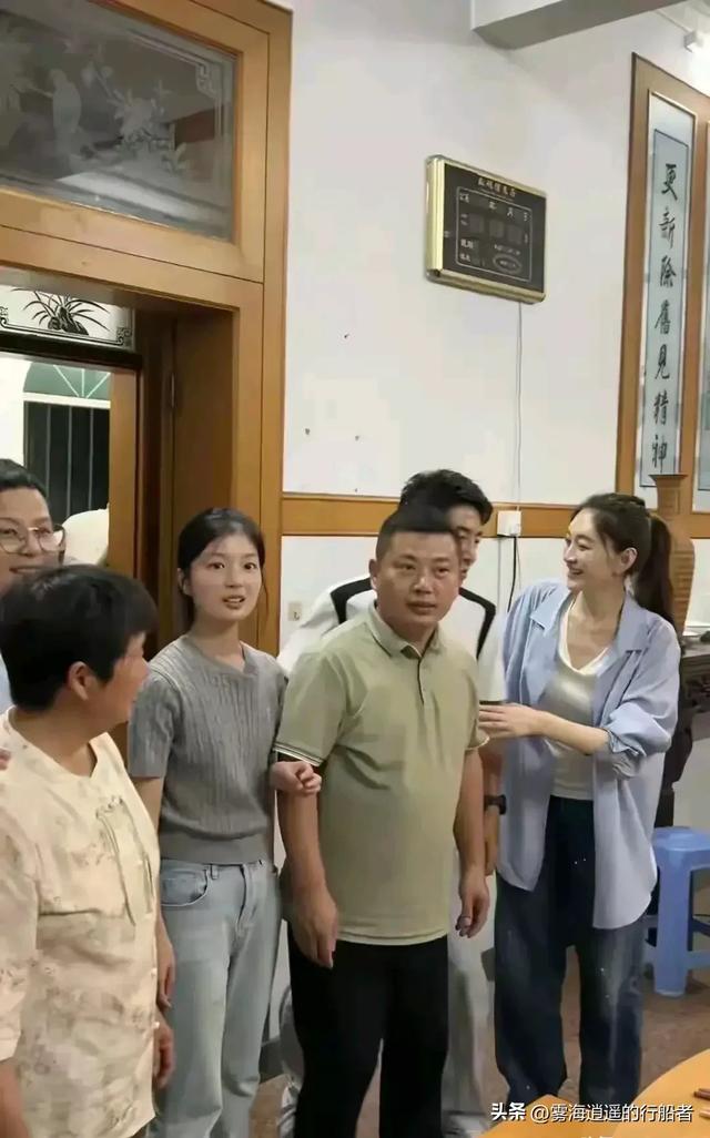 李小冉快50岁了还这么丰满，瘦却很有料，让人好奇她是怎么做到的
