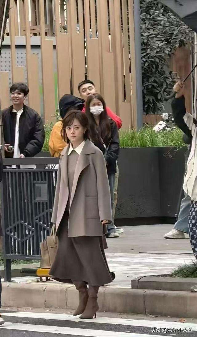 孙俪无锡拍戏被偶遇，身穿毛呢大衣新发型好洋气，本人又瘦又美！