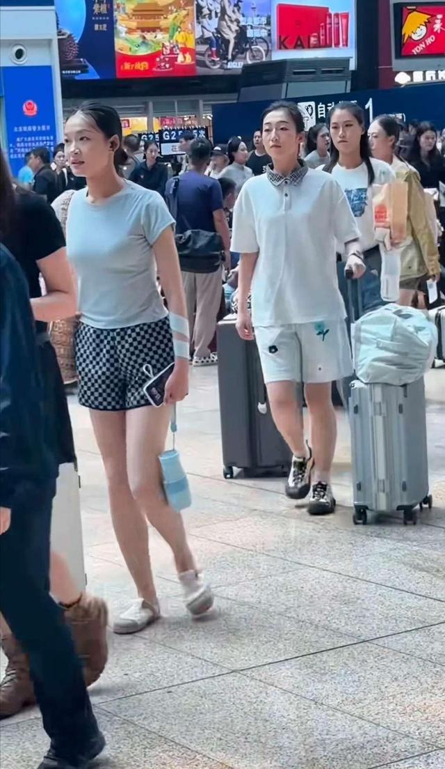 阅兵女民兵回家，长得漂亮个子高，真实职业让人没想到