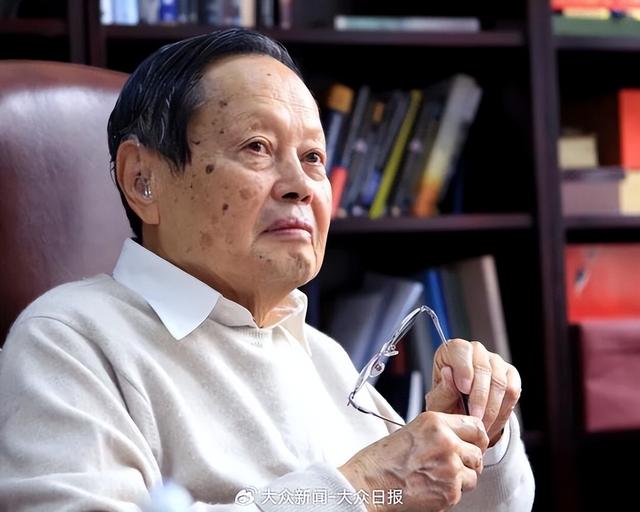 杨振宁追悼会曝光！墓外排百米长队，翁帆眼哭肿了，三子神情哀痛